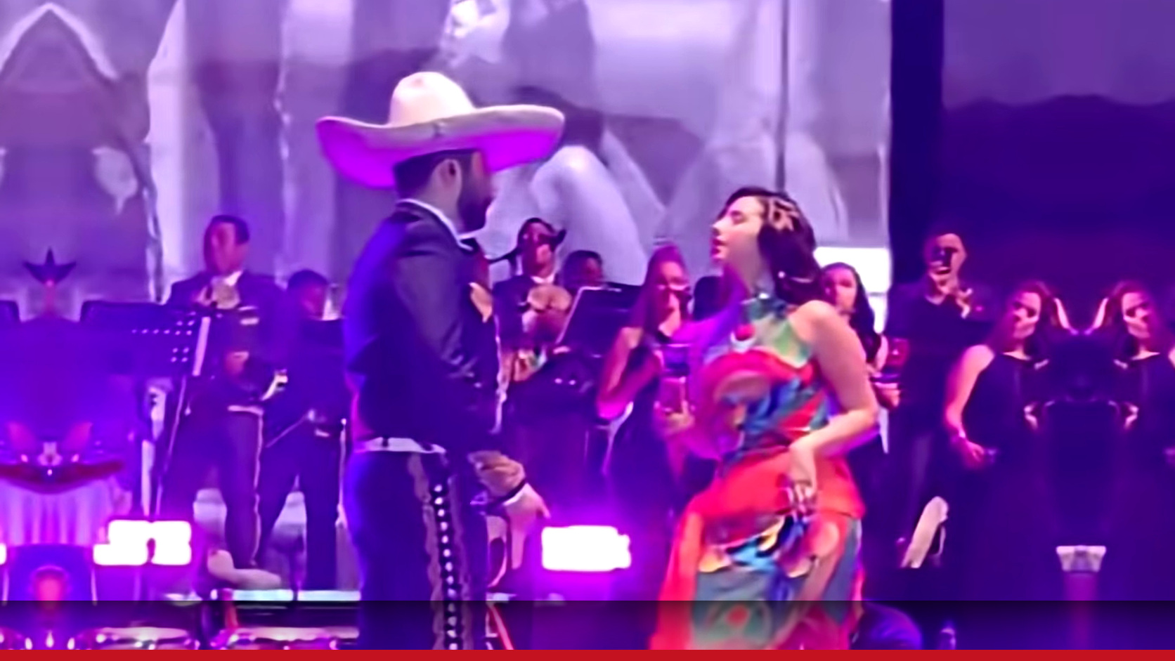 Ángela Aguilar en un escenario mostrado por el short sobre sus covers