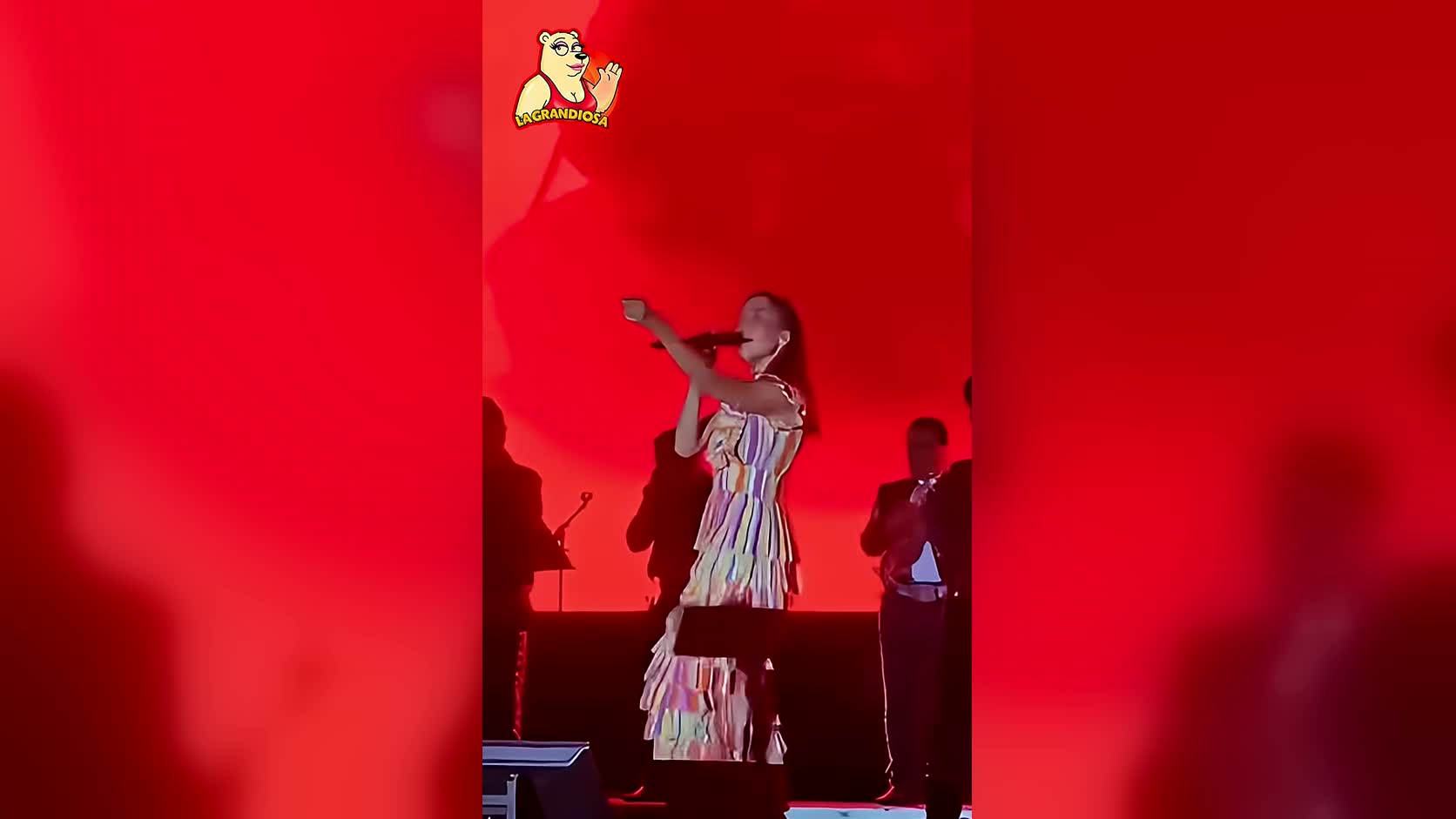 vestido de Majo Aguilar durante el concierto mostrado por el short