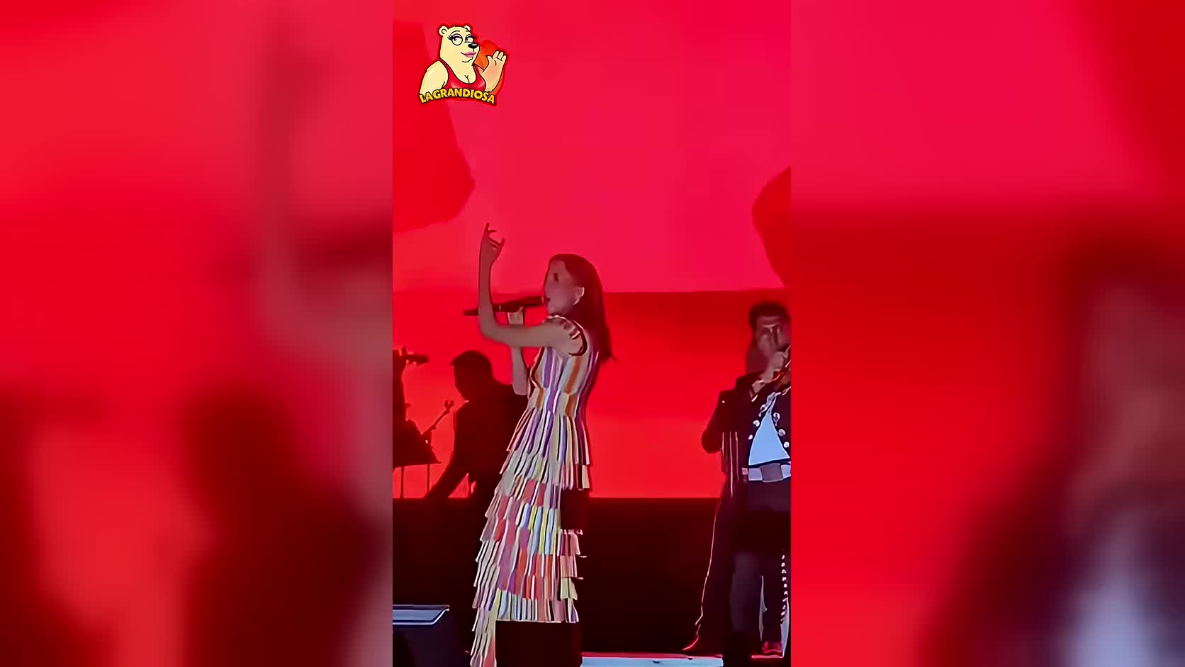 Majo Aguilar canta con un vestido multicolor en el video fuente