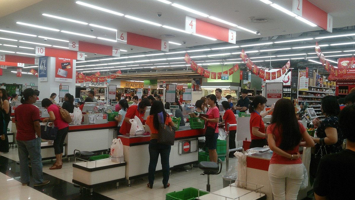 Supermercado con pasillos de productos para observar cambios de precios